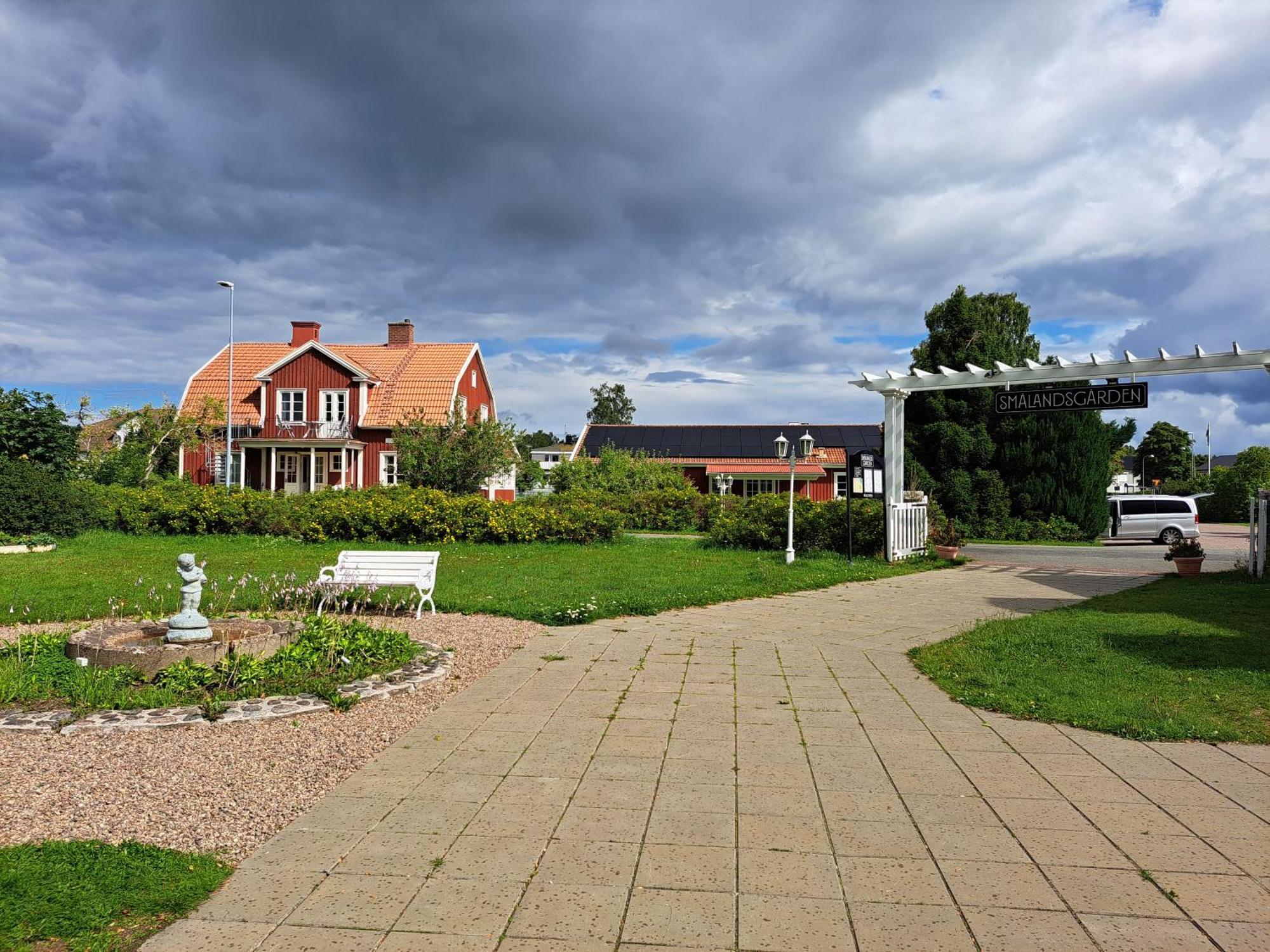 Отель Smalandsgarden Гренна Экстерьер фото